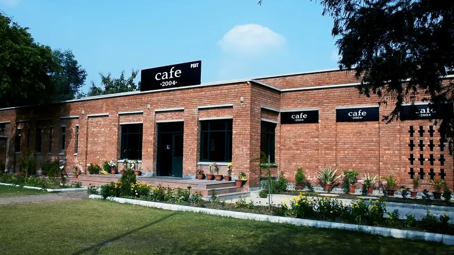 Café 2004 (The Cafeteria)